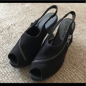 Bella Vita size 5 ultrasuede open toe black sandal